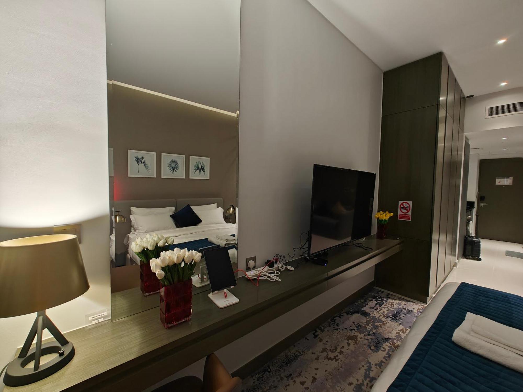 Lemodcasa - Luxury Smart With Canal View Business Bay Apartment